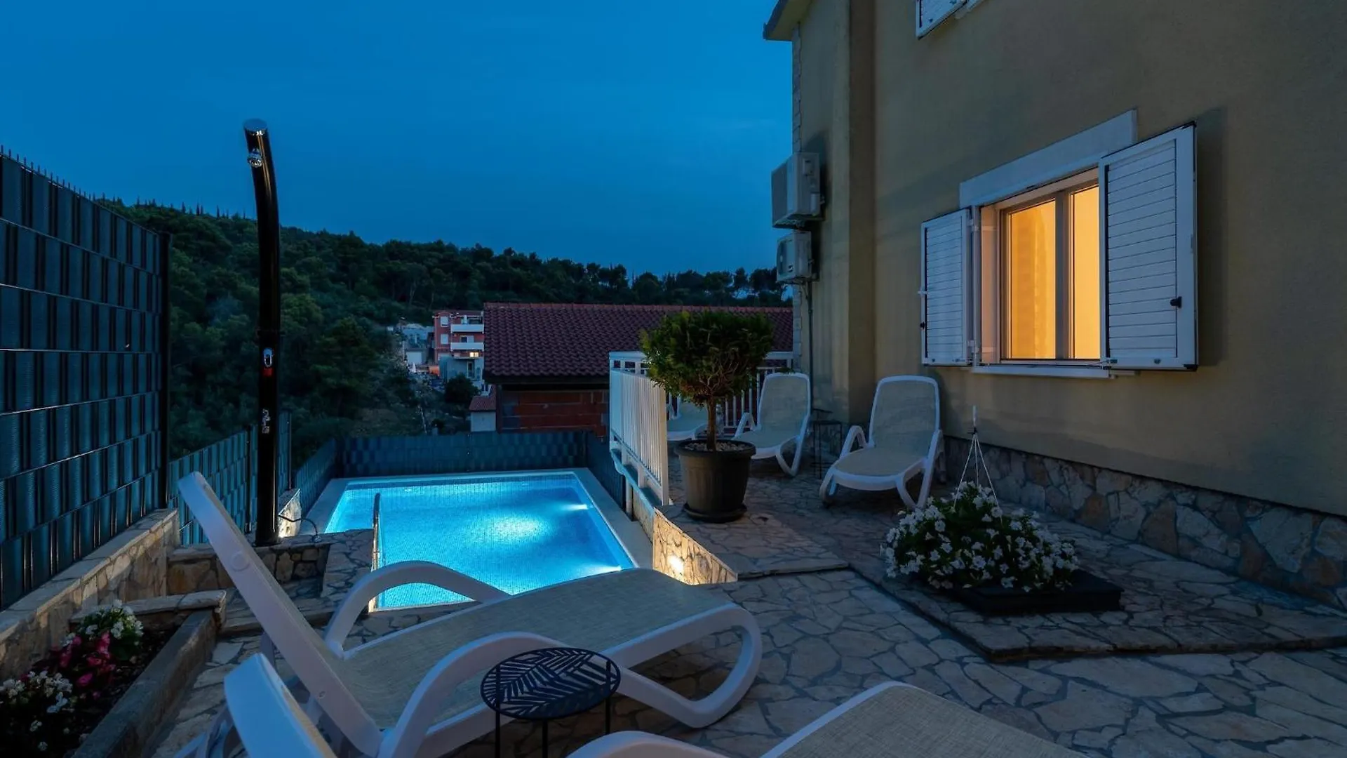 Boutique Apartment With Garden In Traù