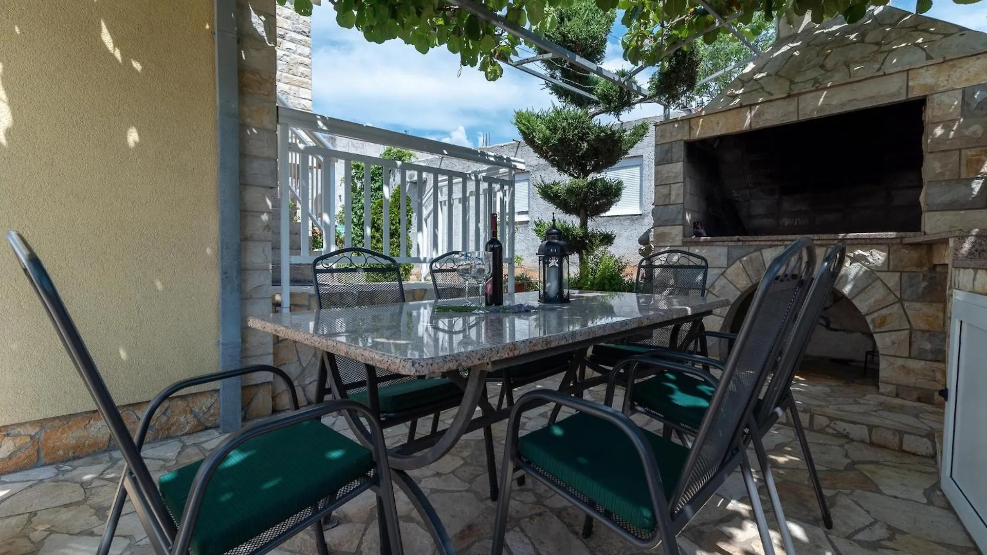 Boutique Apartment With Garden In Traù Croazia
