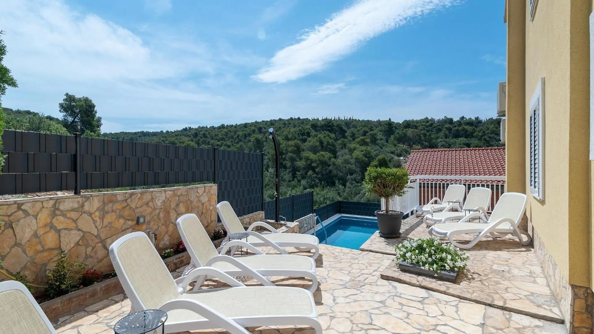 Boutique Apartment With Garden In Traù Croazia