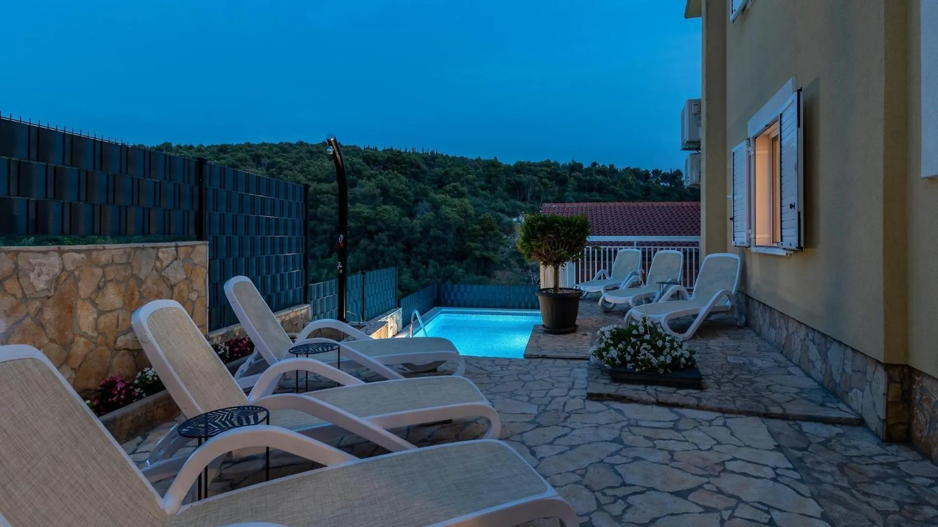 Boutique Apartment With Garden In Traù