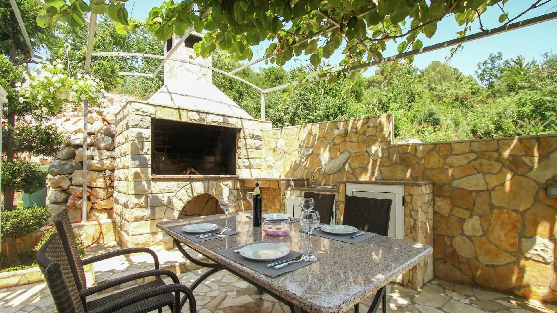 Boutique Apartment With Garden In Traù