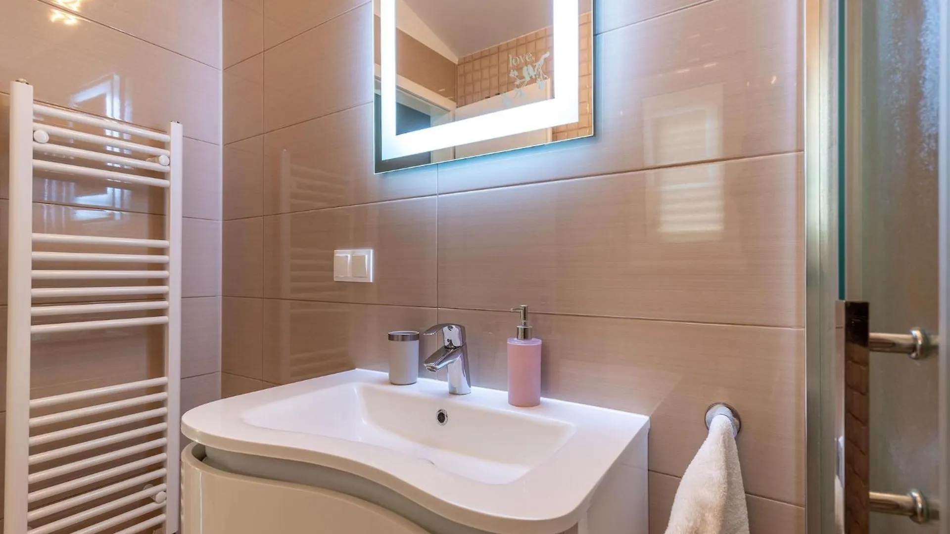 Boutique Apartment With Garden In Traù