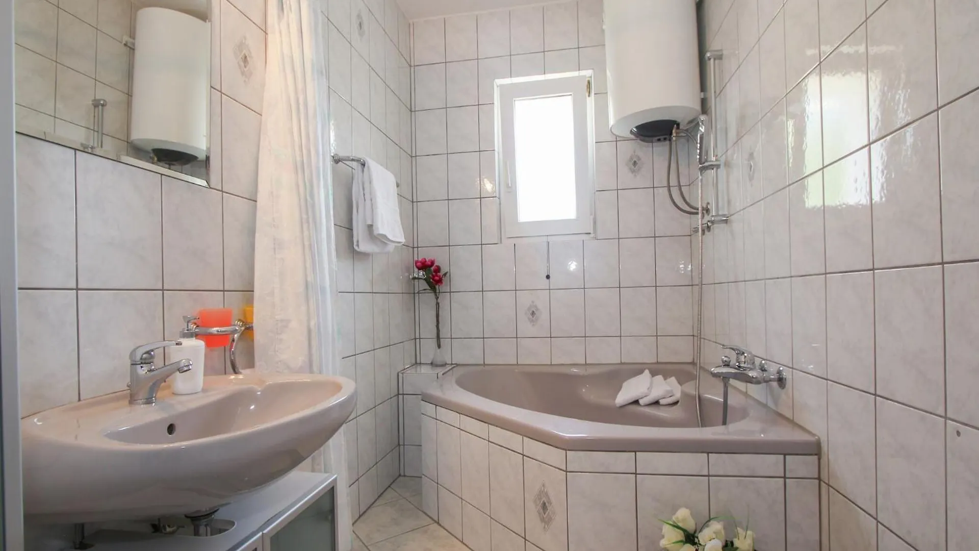 Boutique Apartment With Garden In Traù Croazia
