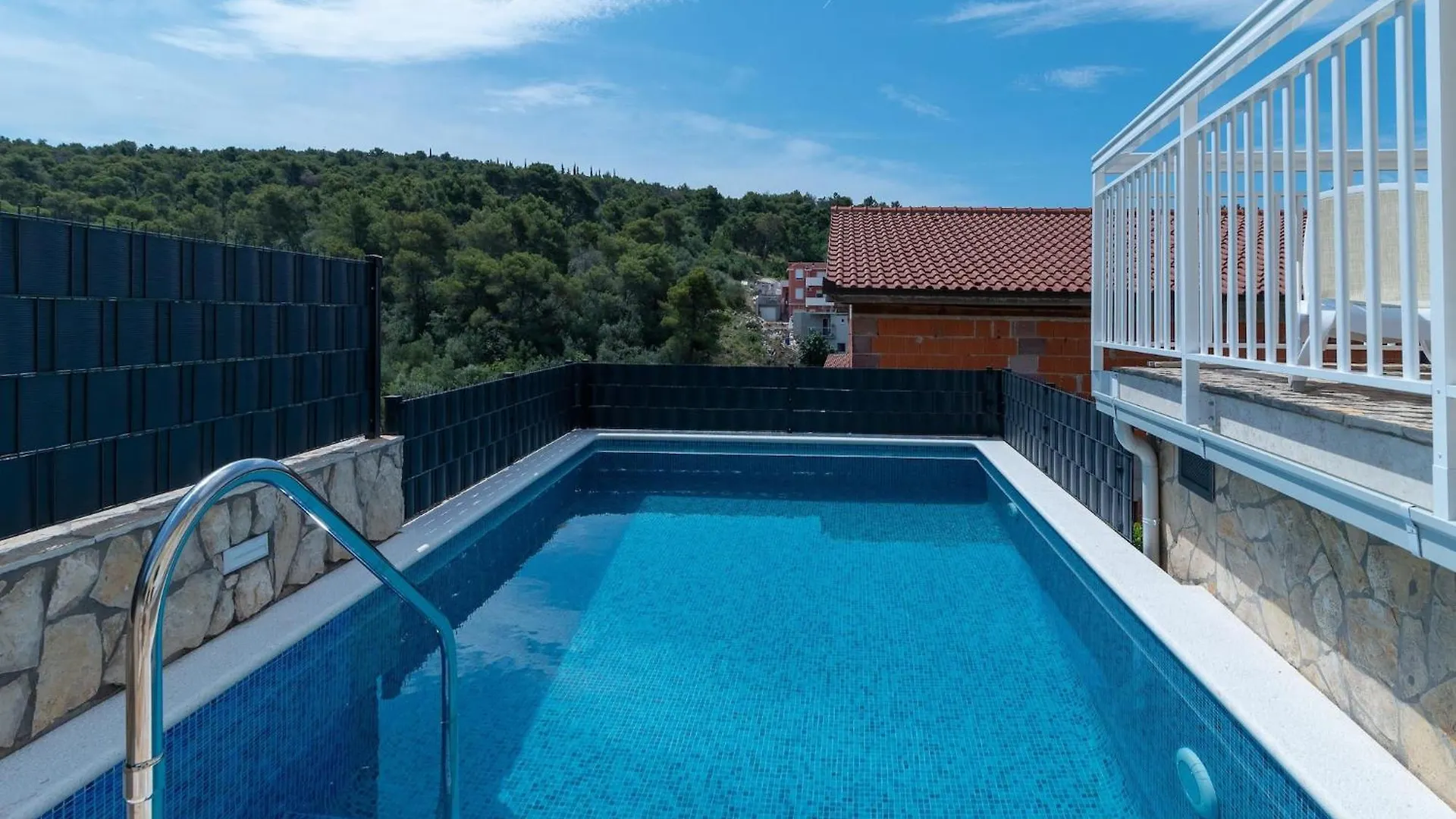 Boutique Apartment With Garden In Traù Croazia