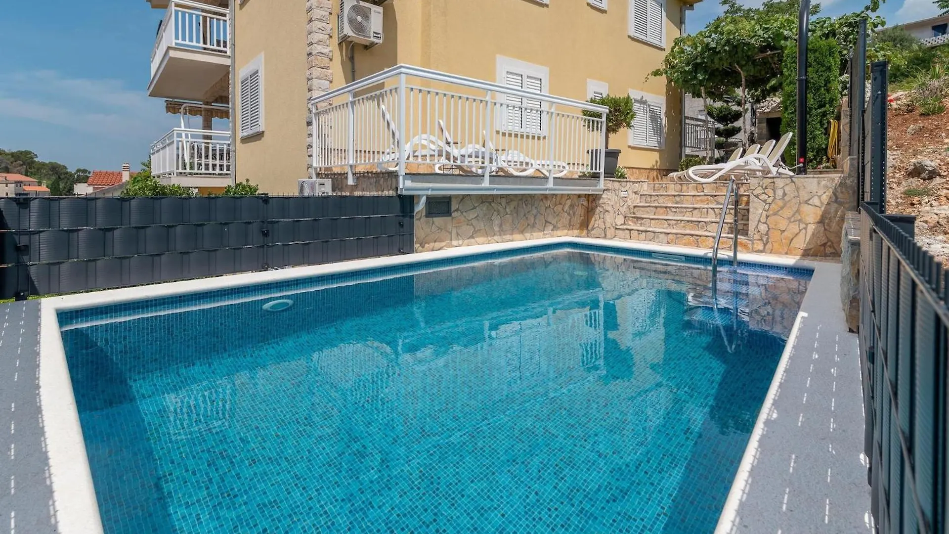 Boutique Apartment With Garden In Traù