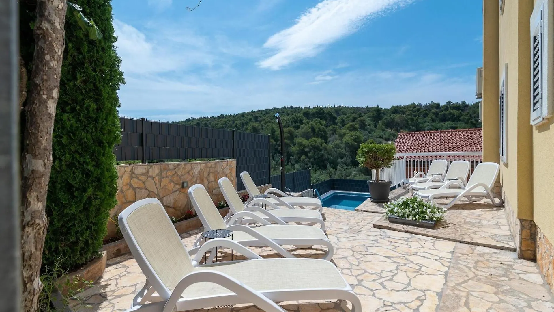 Boutique Apartment With Garden In Traù Croazia